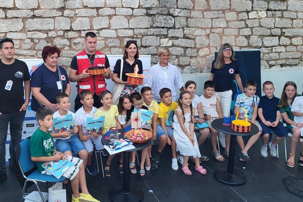 Predstavljena nova slikovnica Hrvatskog Crvenog križa „Neobično putovanje“ na Međunarodnom dječjem festivalu u Šibeniku